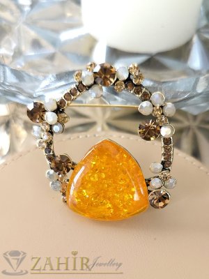 Изящно изработена златиста брошка с преливащи златисти и хамелеон кристали и еко кехлибар, размери 4,5 на 4,5 см- B1416